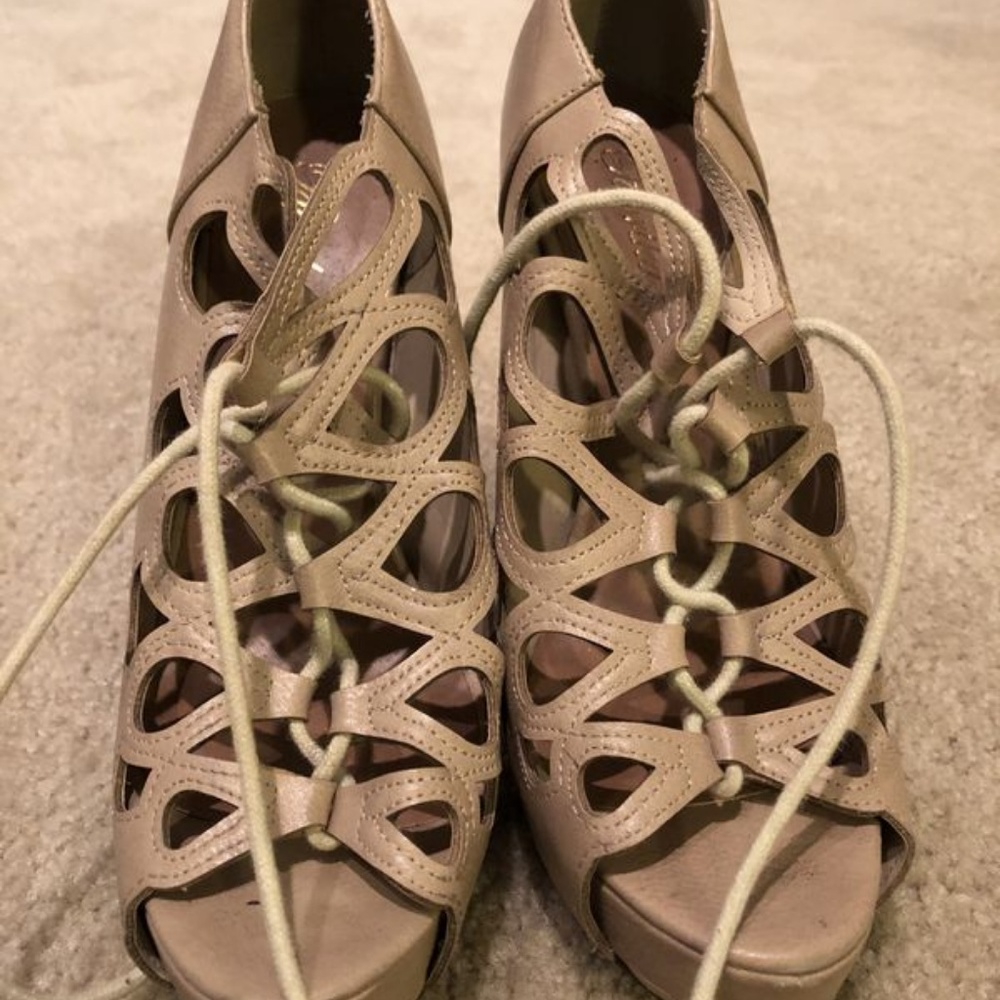 Tan heels - Picture 2 of 2